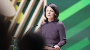 Baerbock sieht EU-Beitritt der Ukraine "in absehbarer Zeit"
