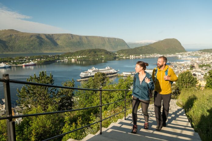 aktivurlaub Mission: Impossible – im Gegensatz zu Ethan Hunt erleben Wanderer Norwegens Kultur und Natur in friedlicher Mission. Hier in der Jugendstilstadt Ålesund