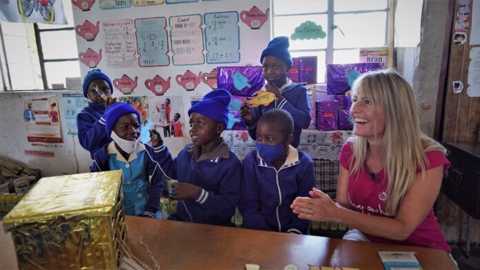 PM-International Schulkinder aus Tansania begrüßen Vicki Sorg