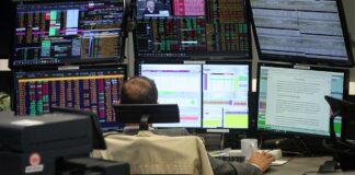 Dax startet im Plus – Anleger warten ab