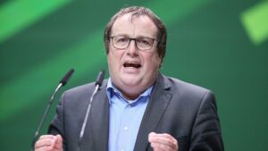 NRW-Verkehrsminister verurteilt Aktion von Klima-Klebern