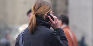 Telefon weiter beliebteste Methode für Neujahrsgrüße