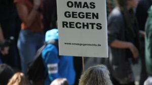 "Omas gegen rechts" drängen auf AfD-Verbot