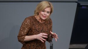 Klöckner ruft Özdemir zu Umsetzung von Tierwohlabgabe auf