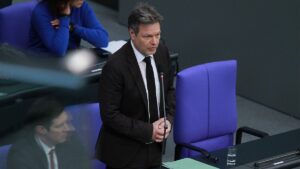 Habeck geht von knapp unter zwei Millionen offenen Stellen aus