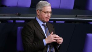 Röttgen nennt möglichen Taurus-Ringtausch "peinlich"