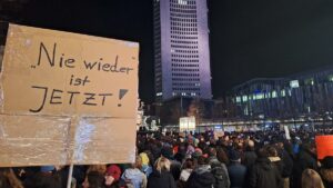 Erneut zehntausende Teilnehmer bei Demonstrationen gegen Rechts