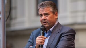 Ex-SPD-Chef Gabriel warnt vor Feiertagsdebatte