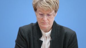 Wirtschaftsweise Grimm wehrt sich gegen Rücktrittsforderungen