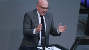 Throm will Arbeitszwang für Flüchtlinge in privaten Unternehmen