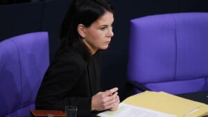 Baerbock erwägt finanzielle Anreize für Freiwilligendienste