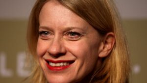 Caroline Peters blickt mit Sorge auf aktuelle Krisen
