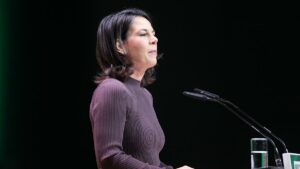 Baerbock drängt auf Lieferung von "weitreichenden Waffen" an Ukraine