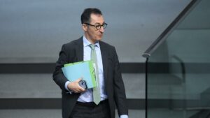 Gesetzentwurf: Özdemir will Milchbauern gegenüber Molkereien stärken