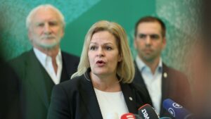 Innenministerin hat Angst vor Anschlägen bei Fußball-EM