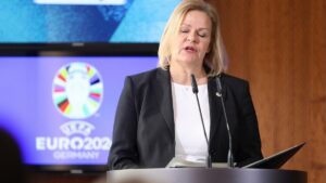 Innenministerin plant zur Fußball-EM Kontrollen an allen Grenzen