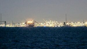 Taucher suchen nach Brückeneinsturz in Baltimore nach Vermissten