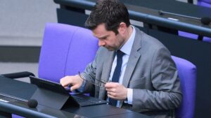 Buschmann fordert Kennzeichnungspflicht für KI-Bildmaterial
