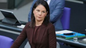 Politbarometer: Grüne büßen ein – wenig Interesse an Europawahl