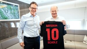 Scholz lässt sich mit Leverkusen-Trikot ablichten