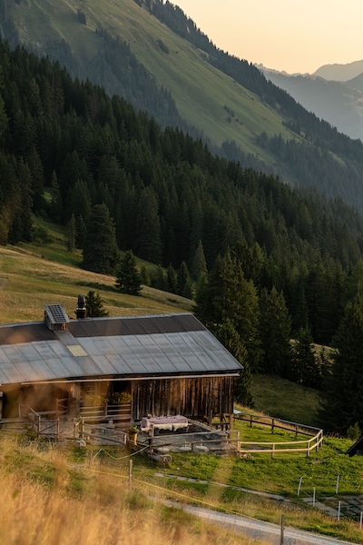 Ja-Sagen in der Walig Hut: Das Gstaad Palace macht neu alpine Heiratsanträge möglich. (© Gstaad Palace)