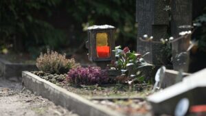 Sterbefallzahlen im Juni leicht über Niveau der Vorjahre