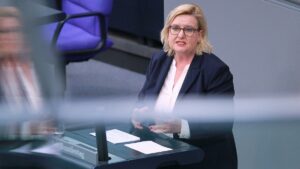 Wehrbeauftragte übt massive Kritik an Frauen-Mangel