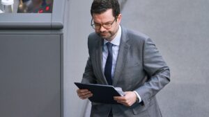 Buschmann skeptisch bei Politiker-Stalking als Straftatbestand