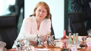 Paus sieht Demokratie unter Druck wie nie zuvor