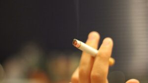 Zauberkünstler Chris Ehrlich ermahnt rauchende Crew-Mitglieder