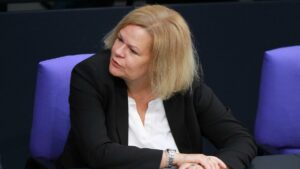 Faeser will früheres Einschreiten bei jungen Straftätern