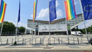 Regenbogen-Beflaggung an Essener Grugahalle vor AfD-Parteitag