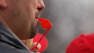 Beamtenbund verteidigt Lohnforderung und droht mit Warnstreiks