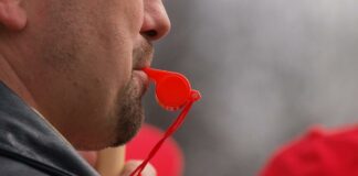 Beamtenbund verteidigt Lohnforderung und droht mit Warnstreiks