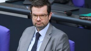 Buschmann verteidigt Steuerrabatt für ausländische Fachkräfte