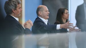 Frei: Sommer-PK des Kanzlers "Auftritt in Pippi-Langstrumpf-Manier"