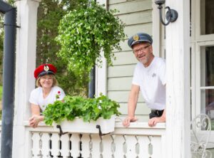 Ein Haus am See und eine alte Bahnstation