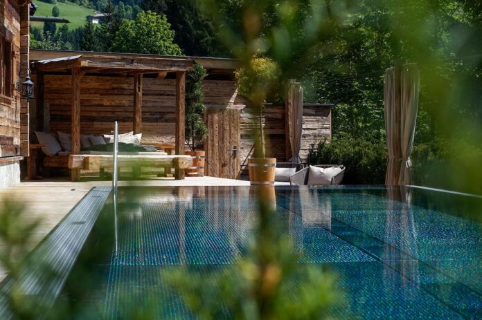 luxus Der private Pool der Pool Luxury Lodge Quelle: Bergdorf Prechtlgut