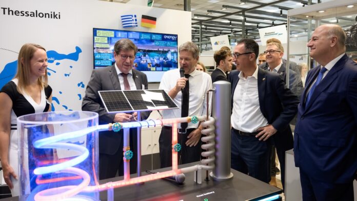 Technologien Auf der TIF tauschten sich die Forschenden des KIT unter anderem mit Robert Habeck, Bundesminister für Wirtschaft und Klimaschutz, und Cem Özdemir, Bundesminister für Ernährung und Landwirtschaft, aus. (ausf. BU am Textende, Foto: LMI)