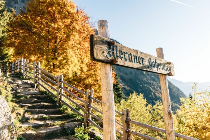 algund Herbstliches Berg Panorama Meraner Höhenweg Quelle: Benjamin Pfitscher (TV Algund)