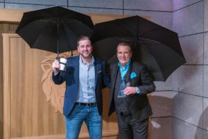 Cupbrella – Der Regenschirm mit integriertem Getränkehalter