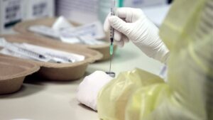 Jeder Sechste hat nach Corona-Impfung Nebenwirkungen erlebt