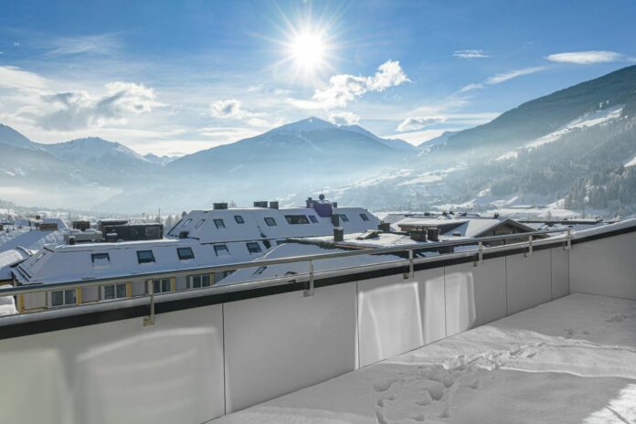blü Traumaussicht von der Dachterasse auf das angezuckerte Bad Hofgastein Quelle: Lisa Edi (Hotel Blü Gastein)