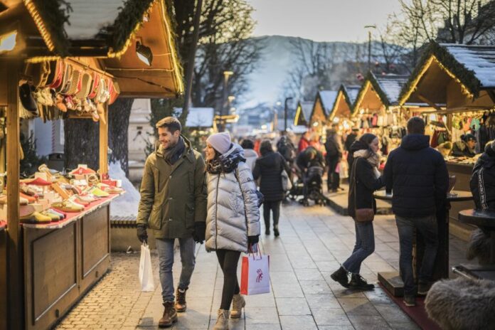 Advent Urige Holzhütten am Christkindlmarkt in Bruneck Quelle: wisthaler.com (Dolomitenregion Kronplatz)