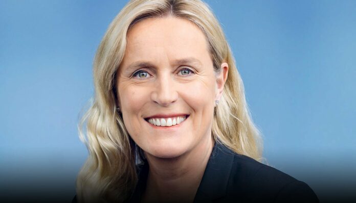 Iris Bohnet setzt sich weltweit für Frauen und die Gleichstellung der Geschlechter ein. Sie ist eine Verhaltensökonomin, die in ihrer Arbeit Erkenntnisse aus Wirtschaft und Psychologie kombiniert und die Autorin des preisgekrönten Buches „What Works: Gender Equality by Design