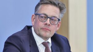 Von Notz fordert monatlichen Bericht zu hybriden Angriffen