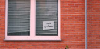 Umfrage: Viele Patienten warten Monate auf Arzttermine