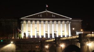 Frankreichs Parlament stürzt Regierung durch Misstrauensvotum