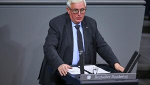 NRW-Sozialminister sieht zu hohen Akademiker-Anteil im Bundestag