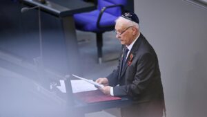 Gedenkstunde: Holocaust-Überlebender drängt auf Ukraine-Hilfen